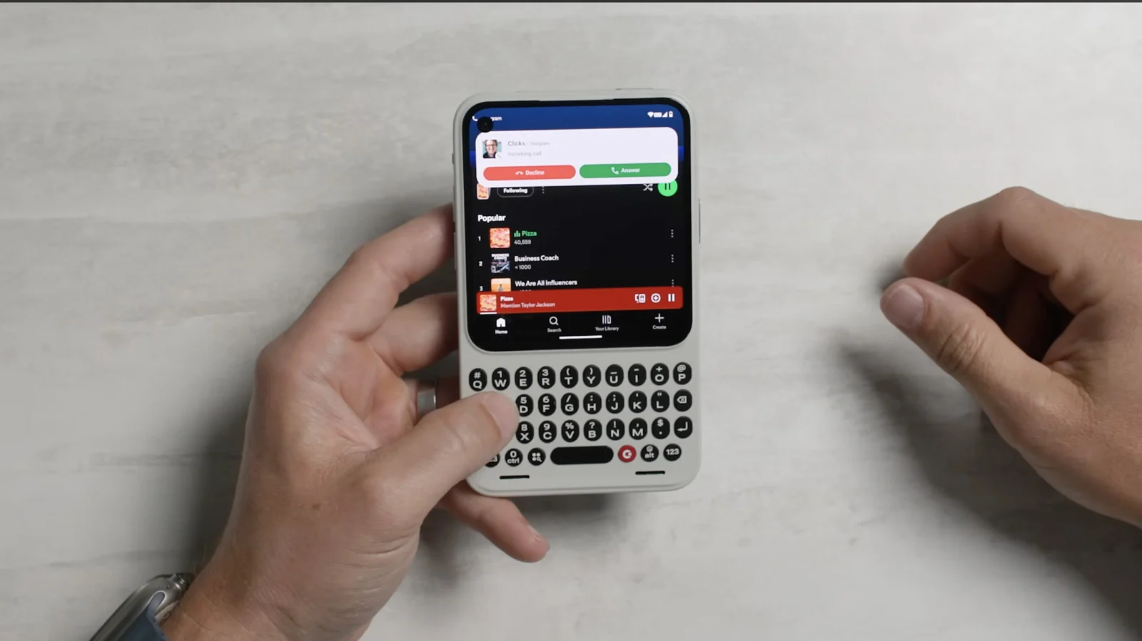 Kehadiran HP Mirip BlackBerry dengan Android 16 dan Keyboard Fisik