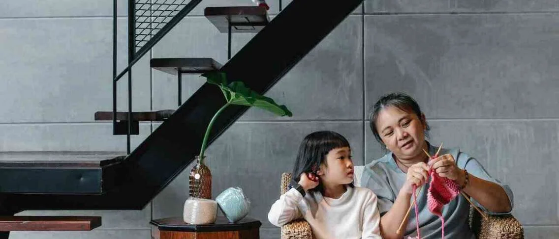 Kejadian Tak Terduga, Via Vallen Jatuh dari Tangga Saat Gendong Anak