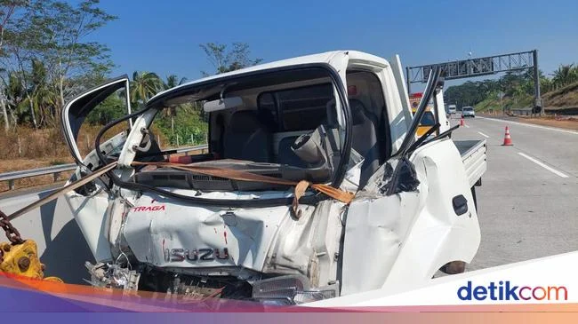 Mobil Maung Tabrak Tiang Tol, Dua Korban Luka