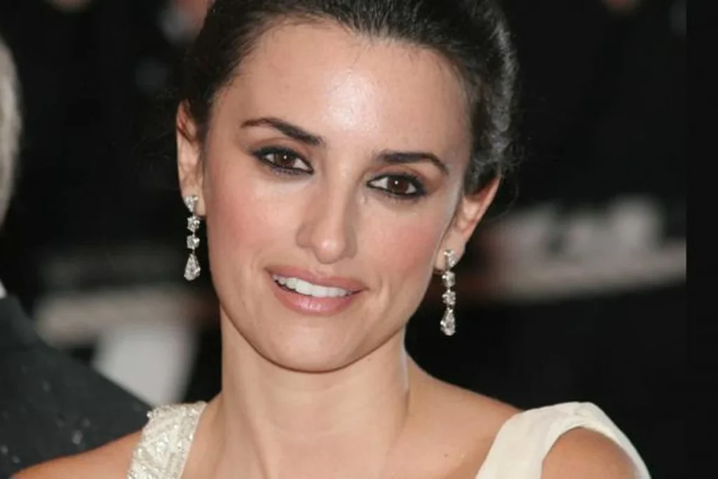 Penelope Cruz Belajar Mengemudi di Usia 52 Tahun Setelah Dihadiahi Mobil