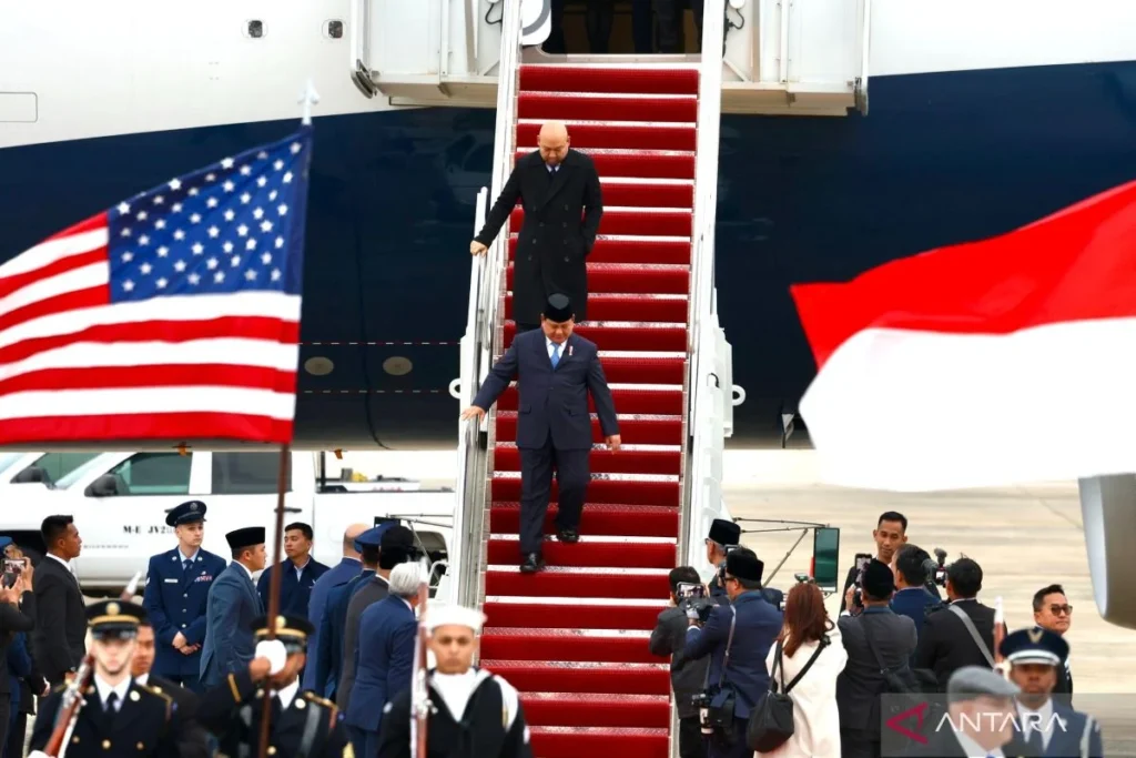 Protes ke Amerika Bergema saat Peti Khamenei Tiba di Mashhad