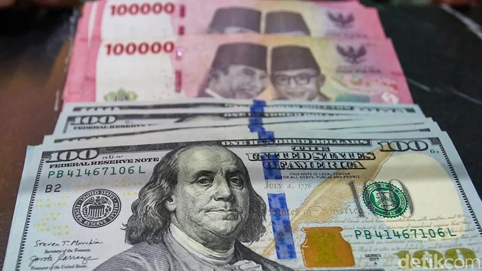 Rupiah Tertekan, Dolar AS Dekati Rp 18.000 Pagi Ini