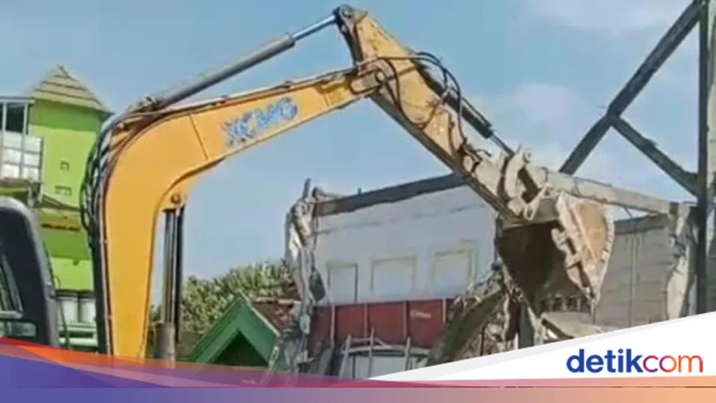 TKW Bojonegoro Robohkan Rumahnya Usai Terpaksa Ceraikan Suami