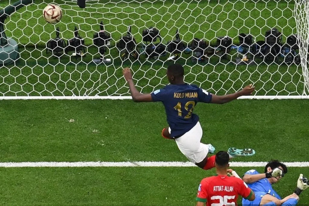 Yassine Bounou Gagalkan Penalti, Prancis Menang 2-0 atas Maroko